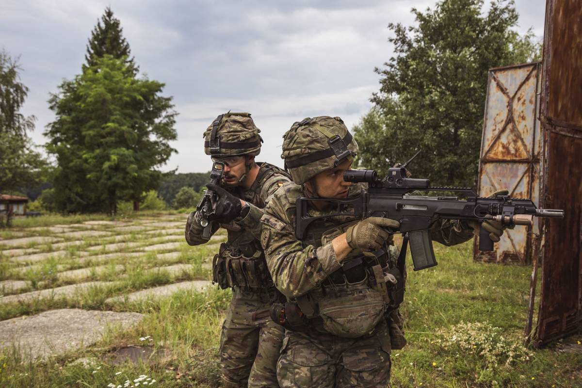 Soldados del Ejrcito de Tierra dotados con fusiles de asalto G36. El primero por la izquierda dispone de visor hologrfico y el de la derecha adems magnificador (Ejrcito de Tierra)