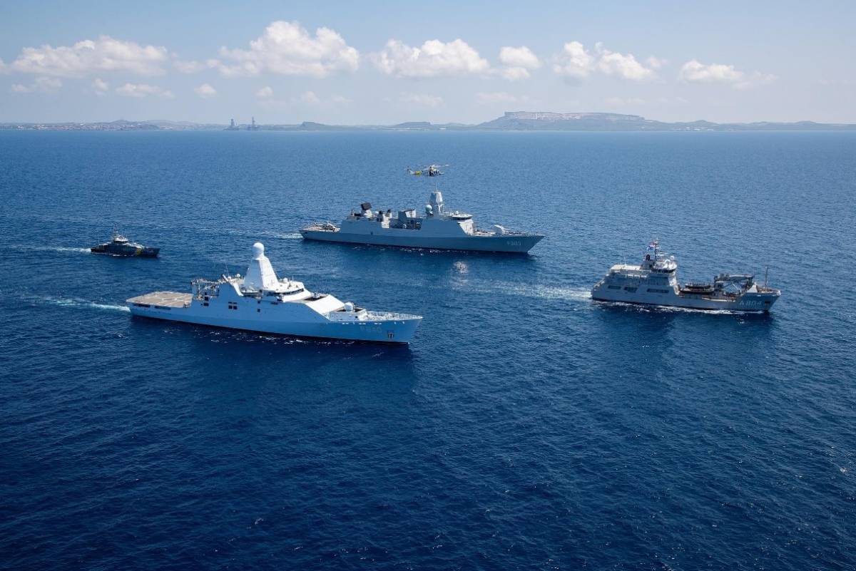 Formacin de bienvenida del HNLMS Zr.Ms. Holland (P840) con la fragata misilstica y de comando HNLMS Tromp (F803), el buque de apoyo HNLMS Pelikaan (A-804) y el patrullero Jaguar (P810), adems de un  AW139. (Foto: Koninklijke Marine)