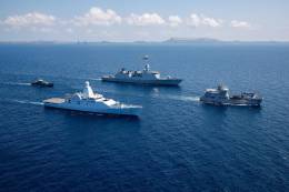 Formacin de bienvenida del HNLMS Zr.Ms. Holland (P840) con la fragata misilstica y de comando HNLMS Tromp (F803), el buque de apoyo HNLMS Pelikaan (A-804) y el patrullero Jaguar (P810), adems de un  AW139. (Foto: Koninklijke Marine)