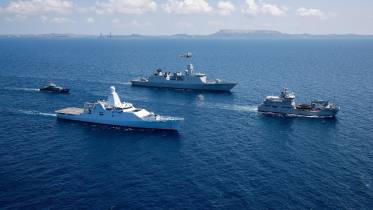 Formacin de bienvenida del HNLMS Zr.Ms. Holland (P840) con la fragata misilstica y de comando HNLMS Tromp (F803), el buque de apoyo HNLMS Pelikaan (A-804) y el patrullero Jaguar (P810), adems de un  AW139. (Foto: Koninklijke Marine)