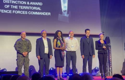 La presidenta de NTGS recibiendo el galardn de manos del General Jefe de las Fuerzas de Defensa Territoriales Polacas.