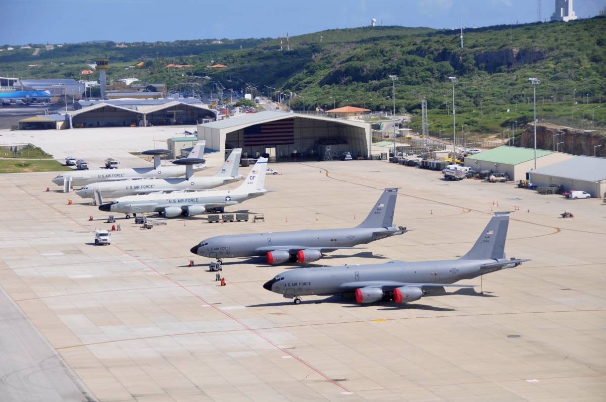 Aviones de inteligencia Boeing E-3B Sentry (AWACS), Boeing RC-135U y reabastecedores Boeing KC-135 Stratotanker en la Base de Misin de Operaciones Avanzadas de Curazao. (Foto: USSOUTHCOM)