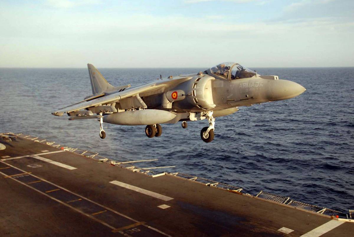 Las capacidades de los AV-8B Harrier Plus, convenientemente actualizados, son ptimas para los cometidos que se les encomiendan en el entorno naval y en apoyos anfibios. (US Navy)