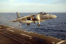 Las capacidades de los AV-8B Harrier Plus, convenientemente actualizados, son ptimas para los cometidos que se les encomiendan en el entorno naval y en apoyos anfibios. (US Navy)