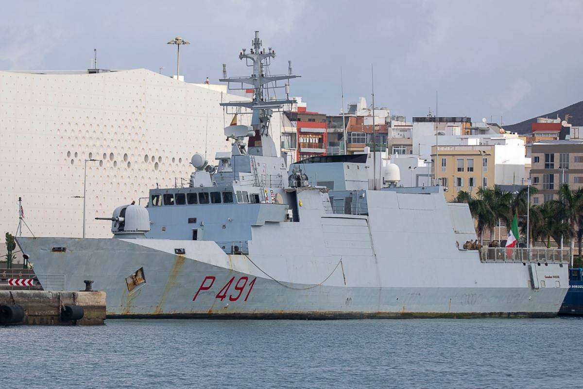 El patrullero Comandante Borsini atracado en el muelle de Sanap. (foto Antonio Rodrguez Santana)