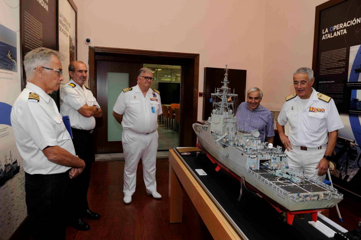 El AJEMA, junto al modelista y al Director del IHCN, y el director y subdirector del Museo Naval, viendo con detalle la Cristóbal Colón F-105.