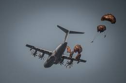 Lanzamiento de paracaidistas durante el ejercicio Falcon Leap 24, desde un A400M alemn. (foto BRIPAC)