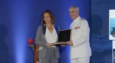 Eva Cervera recoge de manos del AJEMA el Premio Especial de la Armada a defensa.com 