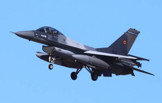 Uno de los F-16A MLU aterrizando en la base area de Albacete.  (foto Julio Maz Gutirrez)