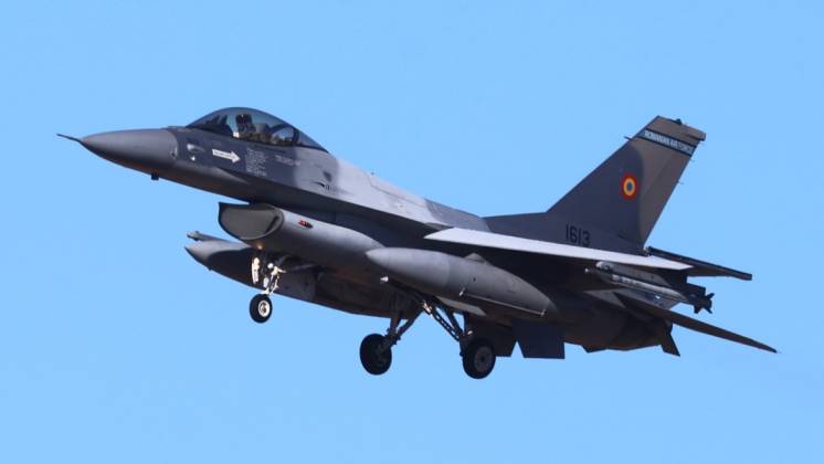 Uno de los F-16A MLU aterrizando en la base area de Albacete.  (foto Julio Maz Gutirrez)