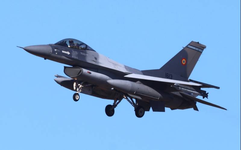 Uno de los F-16A MLU aterrizando en la base area de Albacete.  (foto Julio Maz Gutirrez)