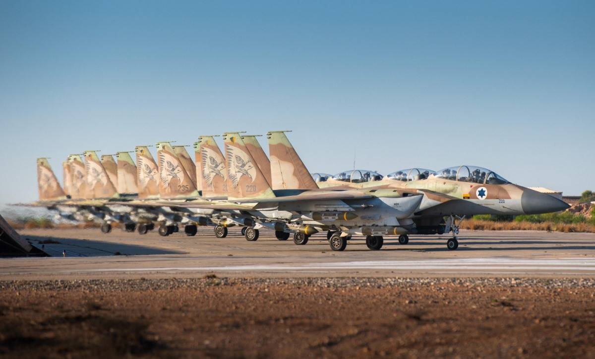 Lnea de F-15I del 69 Escuadrn de la IDF, listos para despegar camino de Beirut. (Foto IDF)