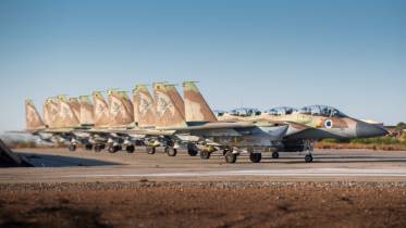 Lnea de F-15I del 69 Escuadrn de la IDF, listos para despegar camino de Beirut. (Foto IDF)