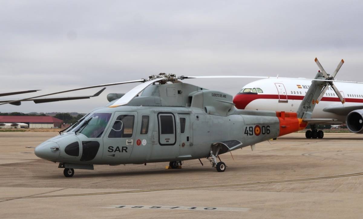 Helicptero S-76C con los indicativos 49-06, operado por el Ala 49, y rotulo SAR.  (foto: Julio Maz Gutierrez)