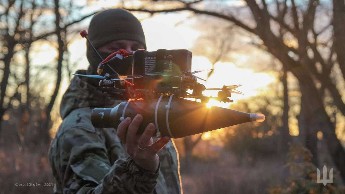 Soldado ucraniano del 501 Batalln de Infantera de Marina con un UAV (foto Ministerio de Defensa de Ucrania).