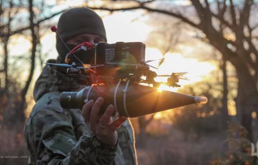 Soldado ucraniano del 501 Batalln de Infantera de Marina con un UAV (foto Ministerio de Defensa de Ucrania).