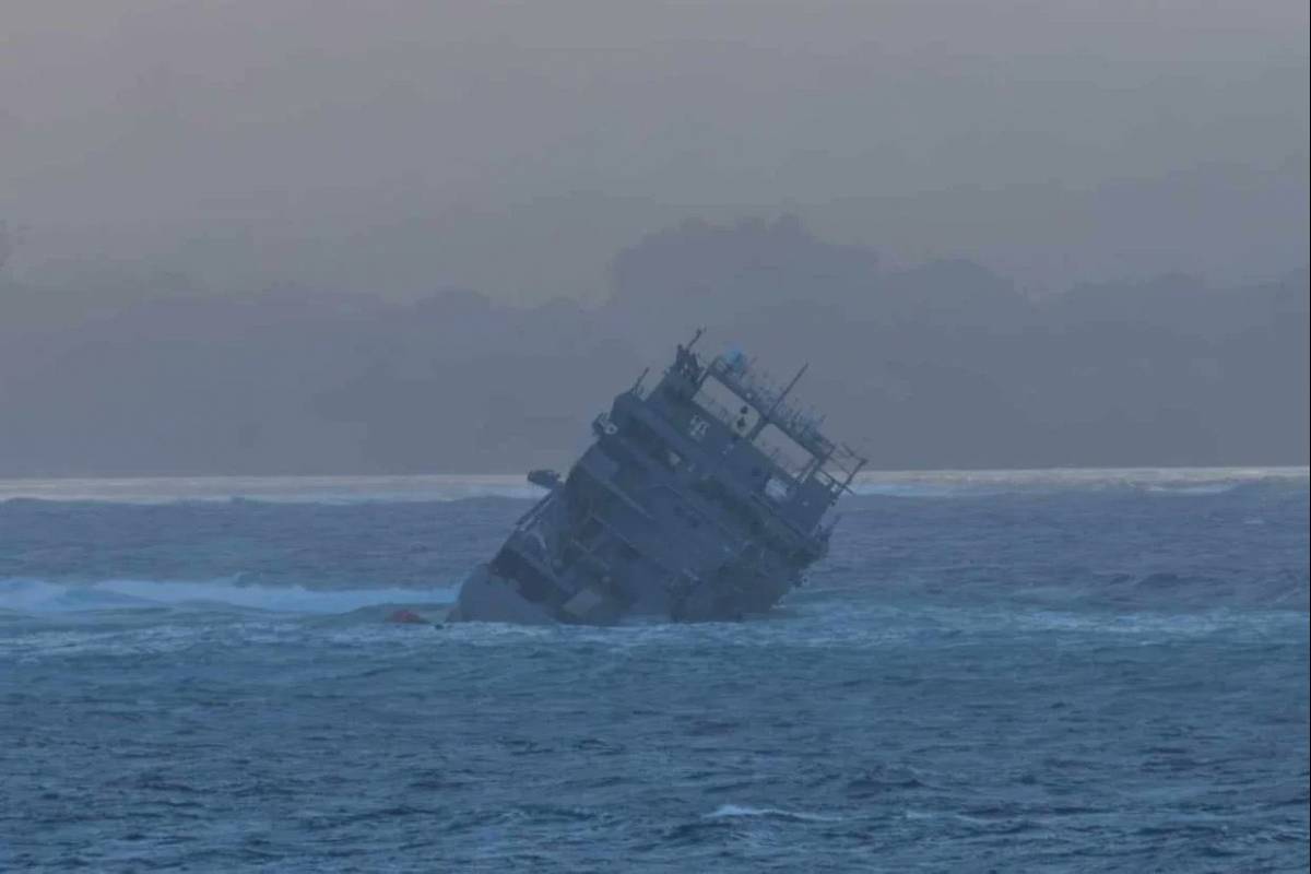 El HMNZS Manawanui hundindose frente a la isla de Upolu. (foto WarshipCam)