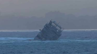 El HMNZS Manawanui hundindose frente a la isla de Upolu. (foto WarshipCam)