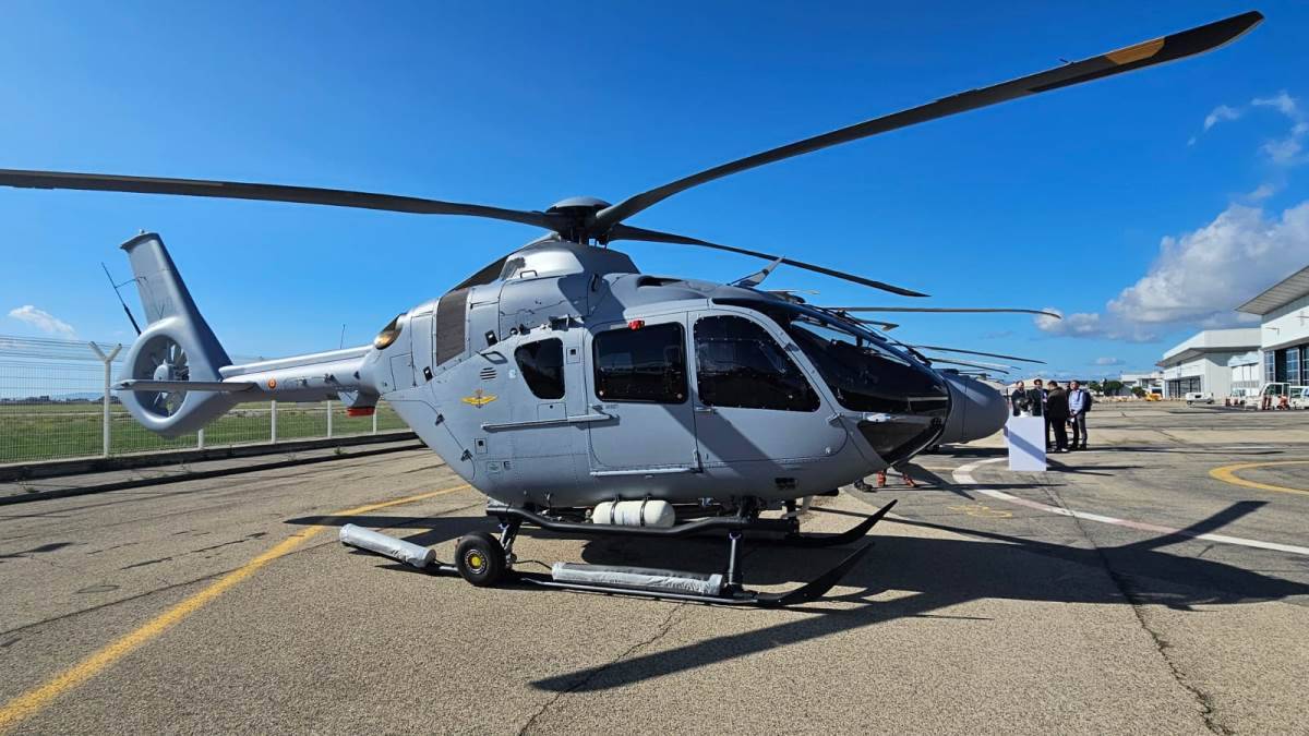 El nuevo helicptero H135 P3H entregado a la Armada espaola. 