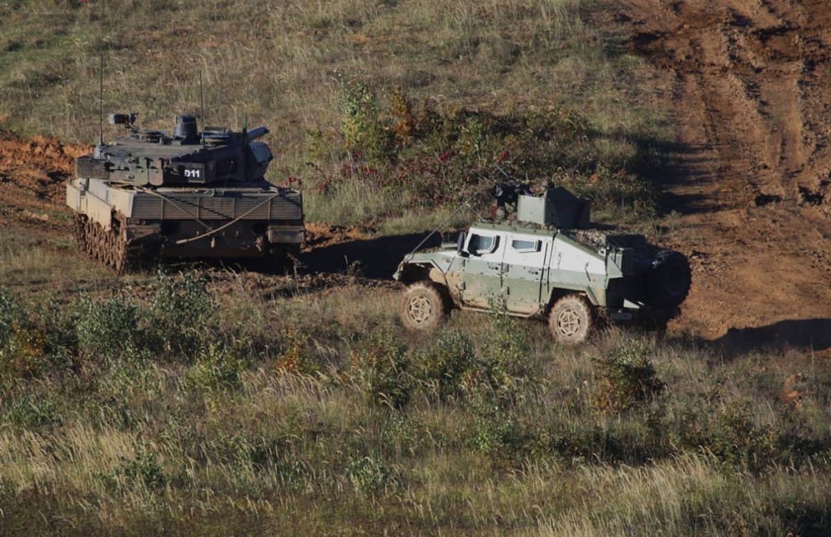 Un carro de combate Leopard 2A6 portugus y un VAMTAC ST5 de la BRIPAC en el campo de maniobra de Leť.  (foto: defensa.com)