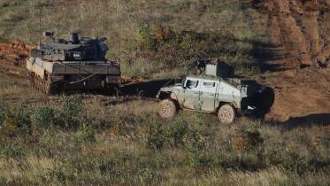 Un carro de combate Leopard 2A6 portugus y un VAMTAC ST5 de la BRIPAC en el campo de maniobra de Leť.  (foto: defensa.com)