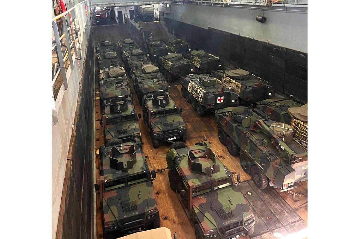 Bodega de carga del LPD Castilla en la que se ven blindados Piranha IIIC y VAMTAC ST5, que se trasladaran a Rumania. (foto Armada)