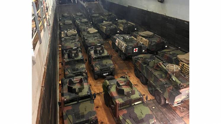 Bodega de carga del LPD Castilla en la que se ven blindados Piranha IIIC y VAMTAC ST5, que se trasladaran a Rumania. (foto Armada)