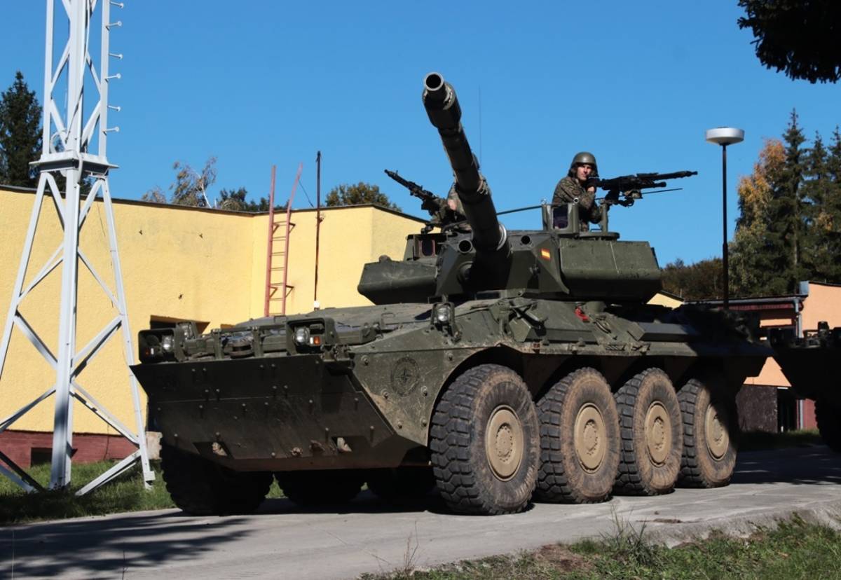 Vehculo Reconocimiento y Combate de Caballera (VRCC) Centauro apoyando una operacin de guerra urbana.