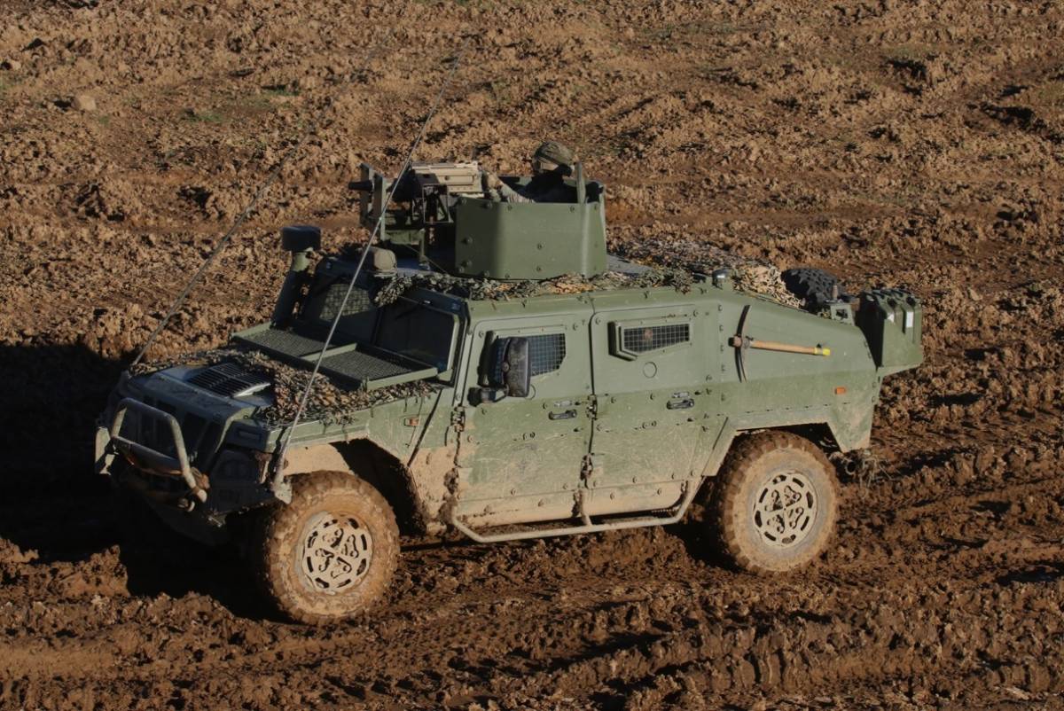 Uno de los VAMTAC ST5 de la BRIPAC, armado con un lanzagranadas LAG-40, avanza por la planicie de la zona de Riecky, del campo de maniobras de Leť.