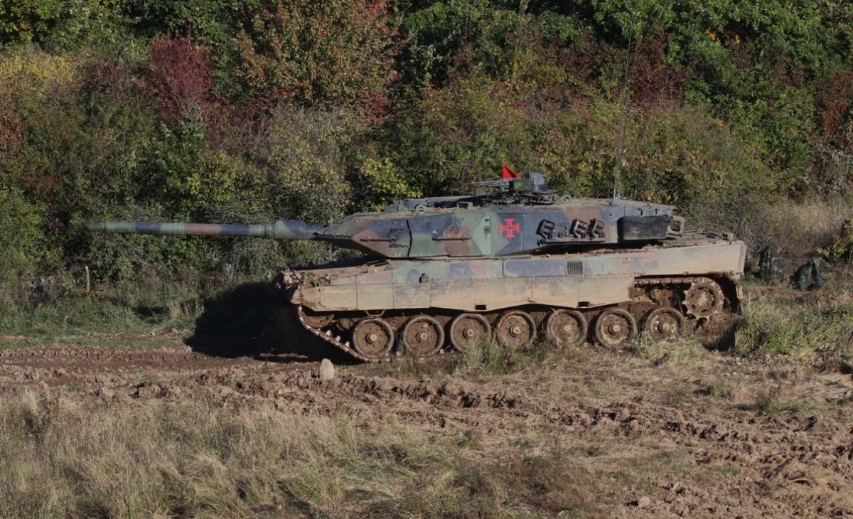 Vista lateral de uno de los Leopard 2A6 del Exrcito Portugus, como demuestra la Cruz de la Orden de Cristo, que lleva pintado en rojo en la la torre.