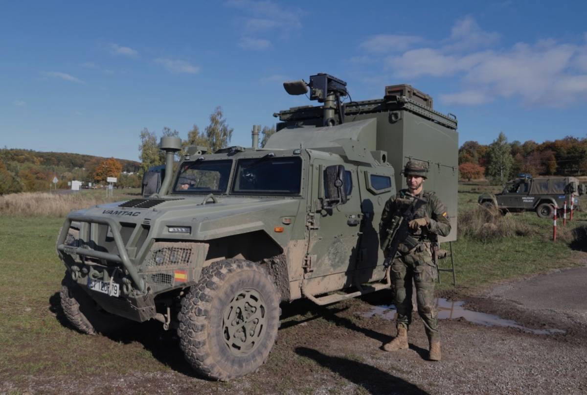 Entre el material desplegado en Eslovaquia por el Batalln de Zapadores VI est este 4x4 VAMTAC ST5 especializado en operaciones EOD.