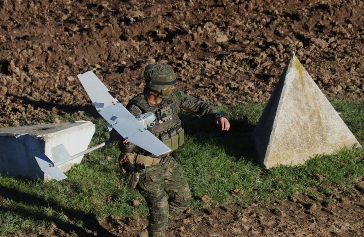 Lanzamiento de un AeroVironment RQ-11 Raven por parte de un suboficial de la BRIPAC.