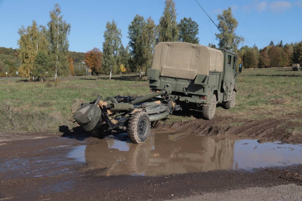 Uno de los nuevos 4x4 VAMTAC ST5 SK95 remolcando un obs Light Gun L118 de 105 mm.