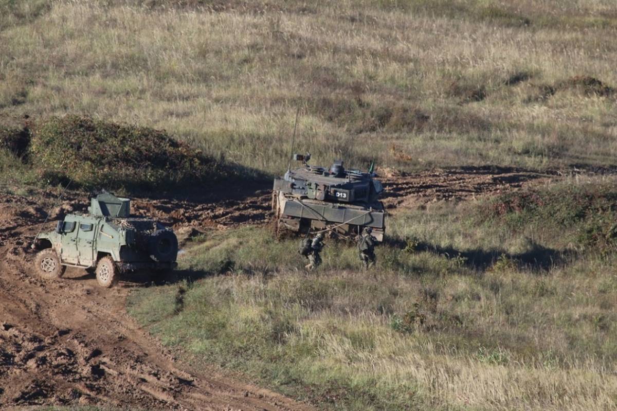 Paracas de la BRIPAC descienden de un VAMTAC ST5 cubiertos por un Leopard 2A6 portugus.