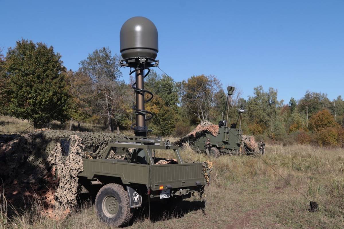 El novedoso sistema TRC CERVUS III desplegado en Eslovaquia, asegura la proteccin contra los sistemas no tripulados o drones; y su radar 3D de ART en primer plano.