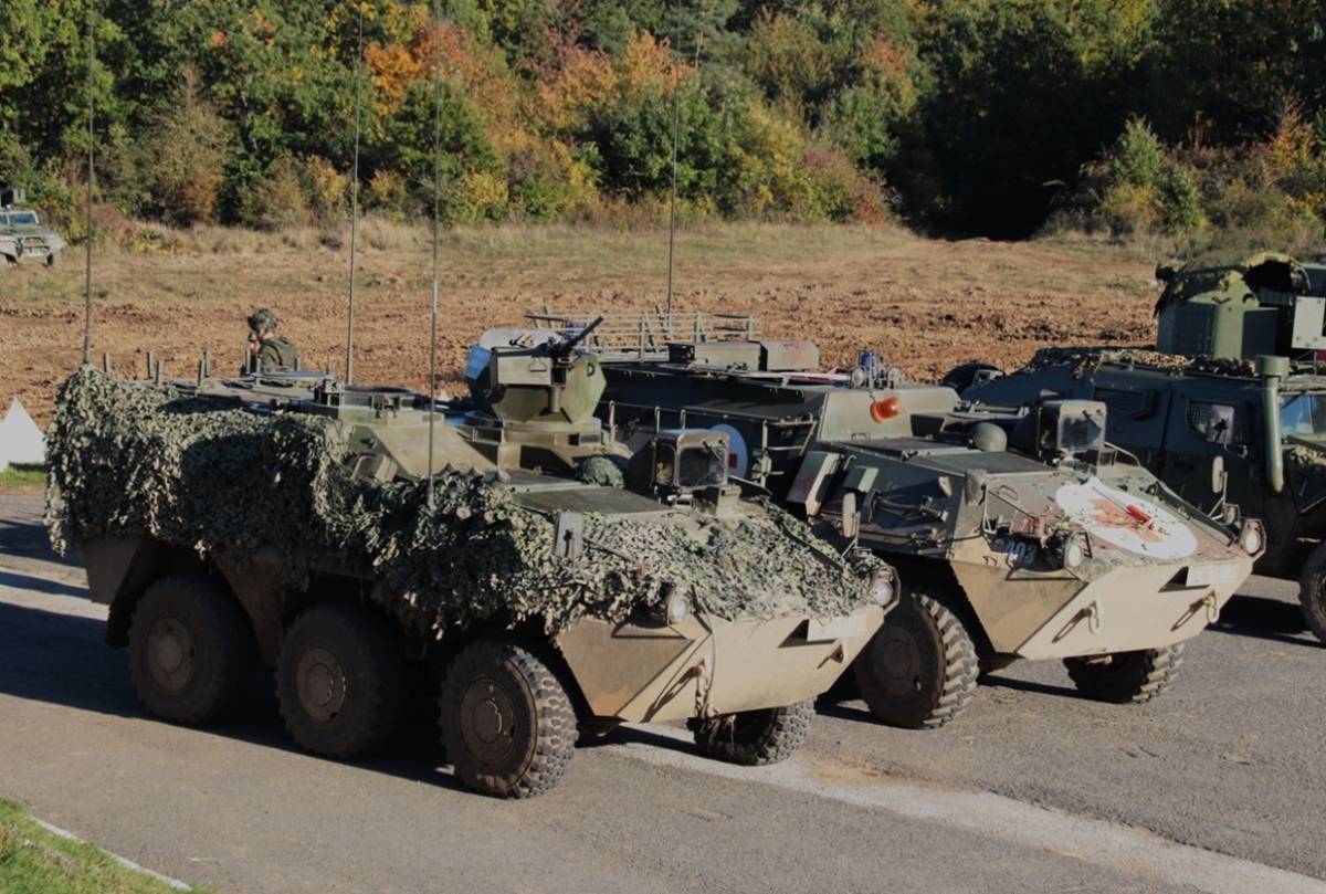 Dos de los veteranos blindados LKOV Valuk del Ejrcito de Tierra de Eslovenia, que son la versin local del Pandur austriaco, el segundo est configurado como ambulancia.