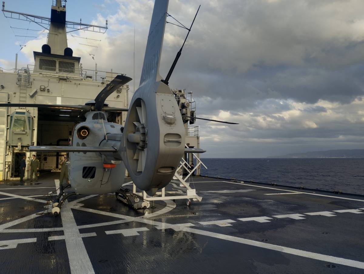 El nuevo helicptero H135 en la cubierta de vuelo del Cantabria. (foto Armada espaola)