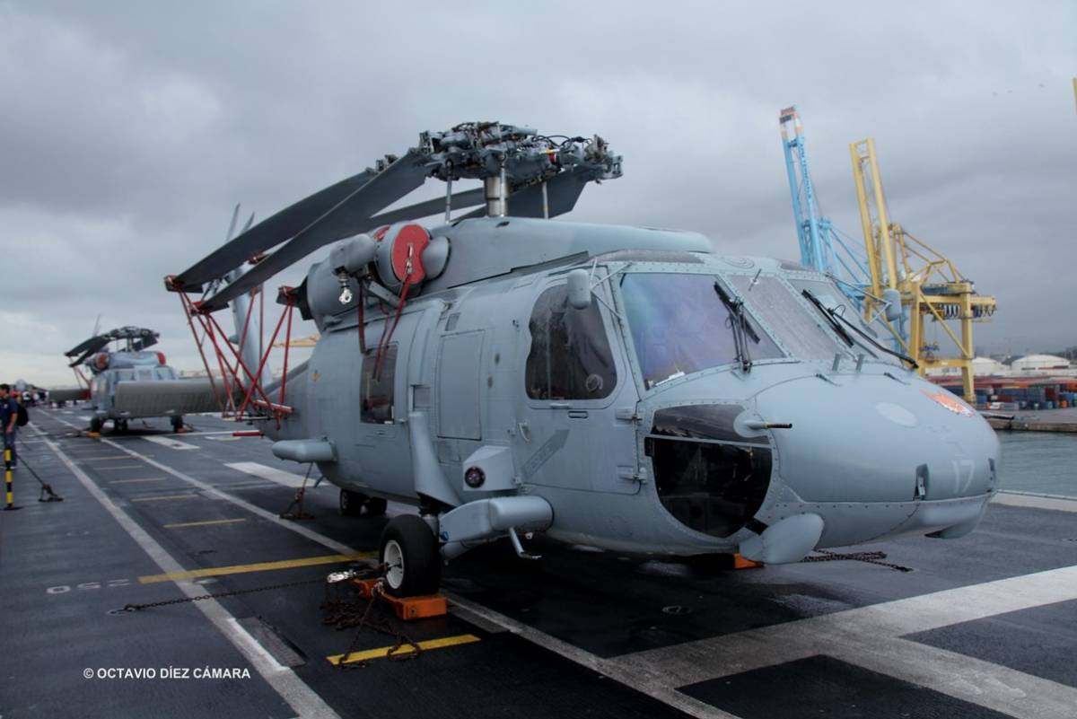 Los helicpteros SH-60F de la 5 Escuadrilla ya operan de forma regular a bordo del portaaviones L61 Juan Carlos I para reforzar su potencial en operaciones anfibias. (Octavio Dez Cmara)  