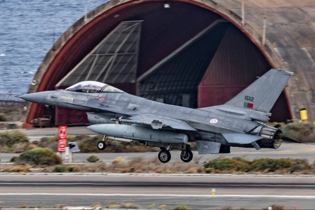 Uno de los F-16AM MLU de Portugal, desplazado desde su base de Monte Real (centro de Portugal) a la de Gando.