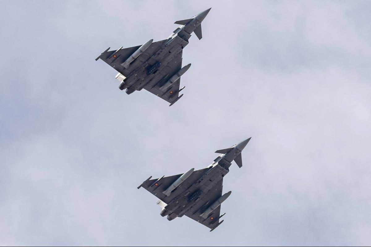 Inicial sobre la base de Gando (Gran Canaria), de dos de los Eurofighter participantes.