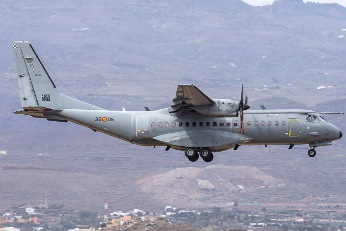 Para el despliegue a Gando de los diferentes destacamentos, se necesit del apoyo de aviones de transporte como este C295 del Ala 35.