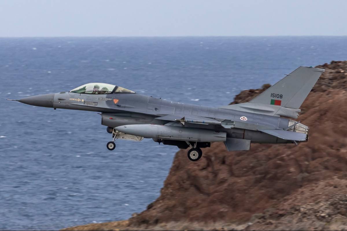 Otro de los F-16AM MLU participantes aterrizando el Gando, al fondo se ve el ocano Atlntico, que baa la base.