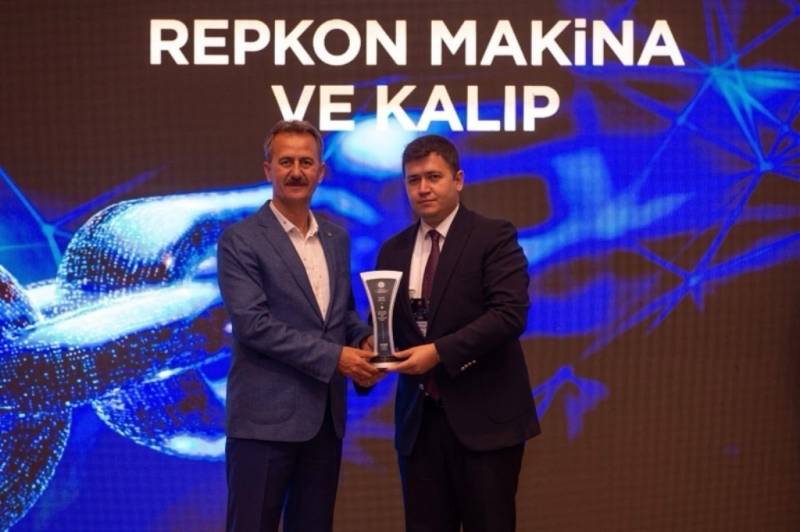 Ugur Cem Gurpinar, Director General de Repkon recogi el premio (Repkon)