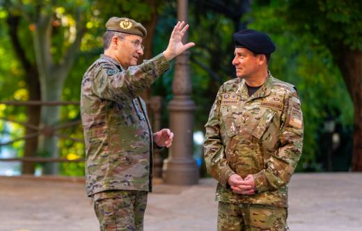 El general de ejrcito Amador Enseat junto al Comandante en Jefe del Ejrcito de Chile, general de ejrcito Javier Iturriaga.