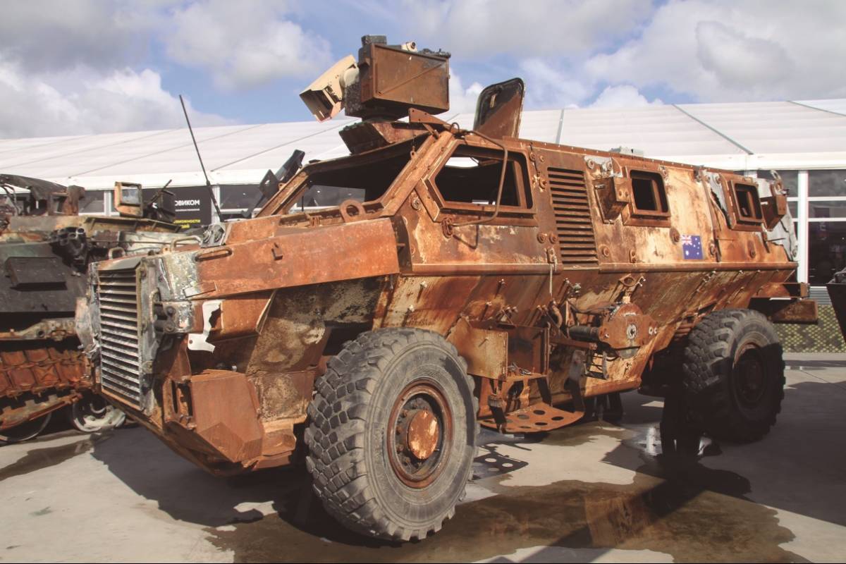 Blindado Bushmaster 4x4 suministrado por Australia en un estado de oxidacin notable tras sufrir un incendio en combate.