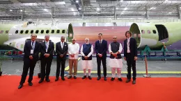 El primer ministro indio Narendra Modi (4 por la derecha) y el presidente del Gobierno de Espaa, Pedro Snchez (3 por la der.), el presidente de Tata Sons, N. Chandrasekaran (3 por la izq.), dentro de la planta de ensamblaje final de aviones C295 de Airbus y Tata en India. Foto: Airbus.