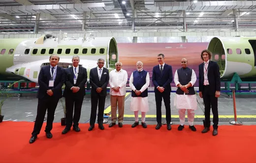 El primer ministro indio Narendra Modi (4 por la derecha) y el presidente del Gobierno de Espaa, Pedro Snchez (3 por la der.), el presidente de Tata Sons, N. Chandrasekaran (3 por la izq.), dentro de la planta de ensamblaje final de aviones C295 de Airbus y Tata en India. Foto: Airbus.