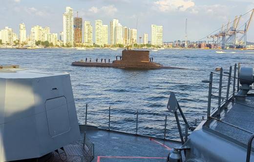 Submarino U-209 ARC Tayrona navegando en la baha de Cartagena despus de haber realizado el ejercicio de reflote. (Fotografa: Carlos Vanegas)