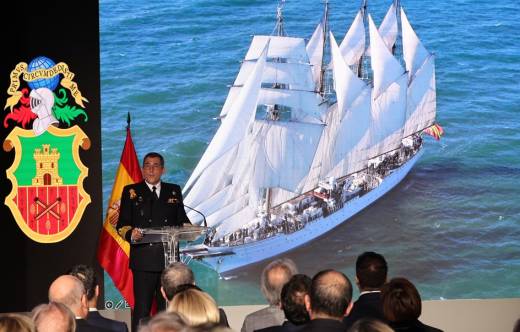 El capitn de navo Lus Carreras-Presas durante la presentacin, en la pantalla se ve el emblemtico Juan Sebastin Elcano.  (fotografa Iaki Gmez/Ministerio de Defensa)