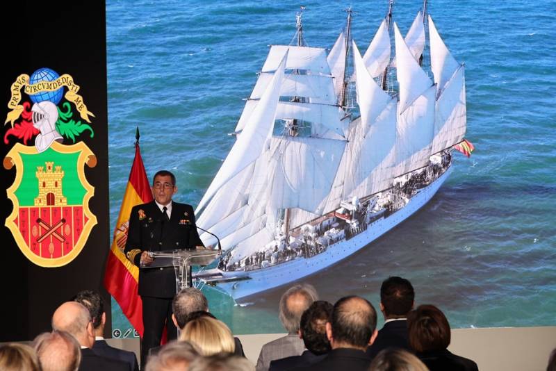 El capitn de navo Lus Carreras-Presas durante la presentacin, en la pantalla se ve el emblemtico Juan Sebastin Elcano.  (fotografa Iaki Gmez/Ministerio de Defensa)